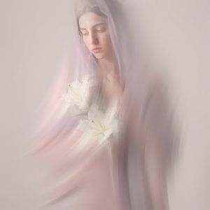 Elegante Dame mit Blumen