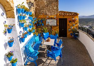 Blaue Blumentöpfe aus Iznajar, Andalusien, Spanien