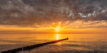 Zonsondergang op het strand bij de Baltische Zee