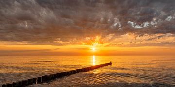 Zonsondergang op het strand bij de Baltische Zee van Markus Lange