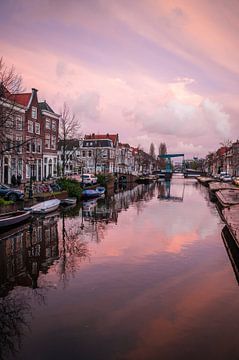 Leiden - Een winterse zonsondergang op de Stille Rijn met uitzicht op de Rijnbrug (0032) van Reezyard