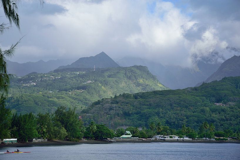 Mont 'Orohena covered in clouds von Frank's Awesome Travels