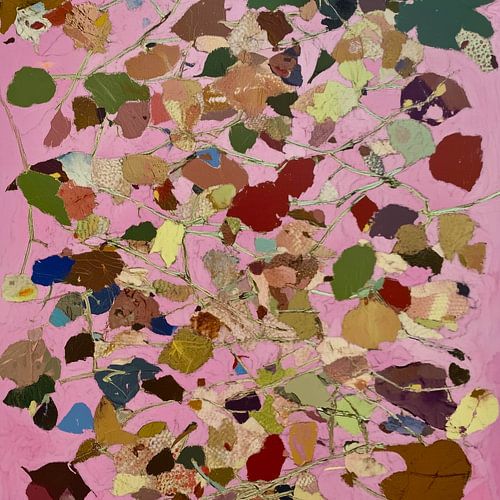 Feuilles tombantes dans une mer de rose