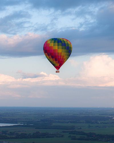 Luchtballon boven het Friese Platteland bij Zonsondergang
