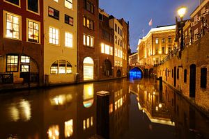 Oudegracht in Utrecht tussen Kalisbrug en Stadhuisbrug van Donker Utrecht