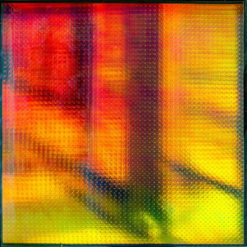 Neon iriserend rood, oranje en geel.