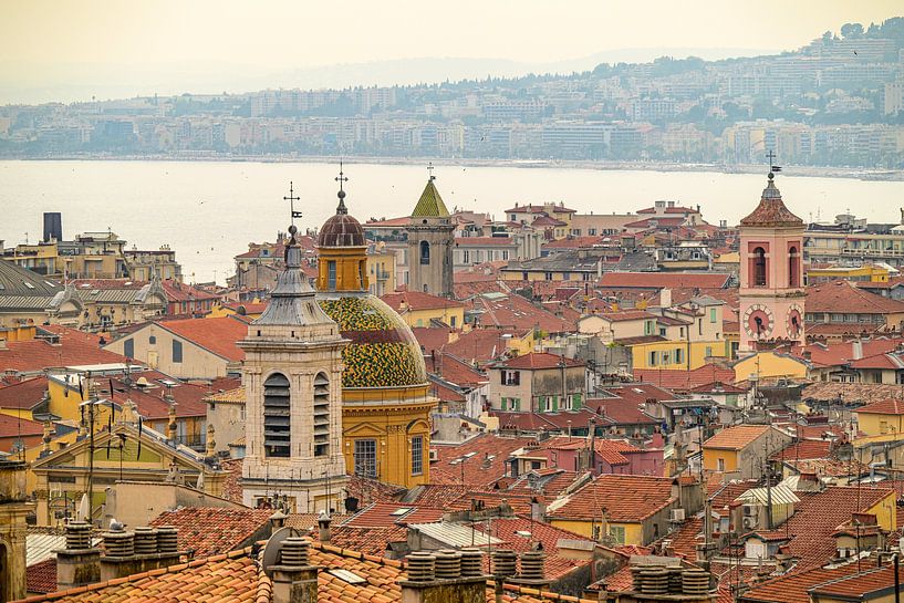 Blick auf Nizza vom Colline du Château an einem Sommertag. von Sjoerd van der Wal Fotografie