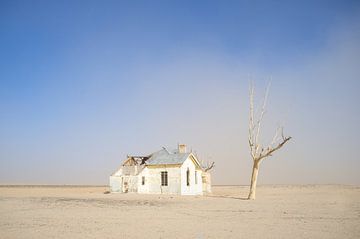 Verlassenes Eisenbahnhaus in Namibia von Kees Kroon