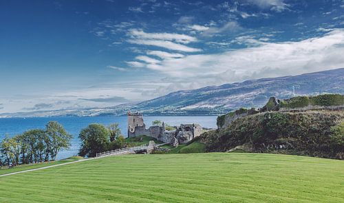 Urquhart kasteelruïnes aan het meer van Loch Ness in de Schotse Hooglanden.  Schotland deluxe!