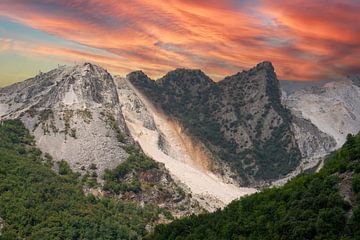 Zonsondergang in de marmeren bergen van Carrara in Toscane, Italië van Animaflora PicsStock