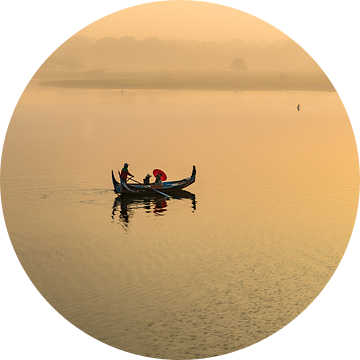 Gondel vaart bij zonsopgang langs de U PAIN bridge in Mandelay M van Wout Kok