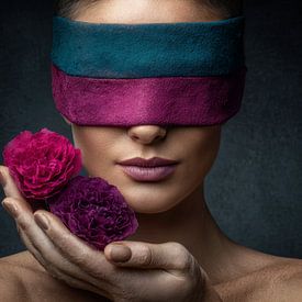 Frau mit Blumen Porträt von Egon Zitter