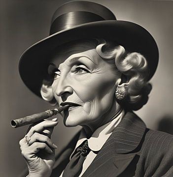 Marlene Dietrich met Cubaanse sigaar