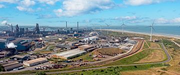 Lucht panorama van industrie bij IJmuiden met Tata Steel in Nederland van Eye on You