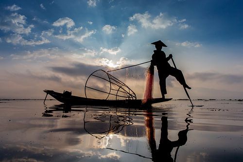 FISCHERS AT SUNRISE Vist AUF traditionelle Weg zum Inle See in Myanmar. Mit einem Korb wird der Fisc