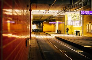 Gelbe Kacheln & Gleise – U-/Straßenbahn-Station mit Lichtbändern