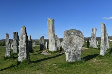 Die Calanais Standing Stones sind eine Sammlung stehender Steine in der Nähe des Dorfes Calanais an der Westküste der Isle of Lewis, einer der Äußeren Hebriden Schottlands. von Rini Kools