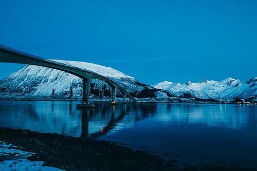 Gimsøystraumenbrug in het Sydalspollenfjord tijdens zonsondergang