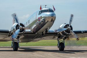 Der wunderschöne metallene Douglas C-47 Skytrain der gemeinnützigen Organisation Dakota Norway start