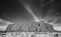 Uluru (Ayer's Rock) bij zonsopgang onder mooie pluizige wolken van Tjeerd Kruse thumbnail