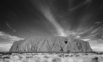 Uluru (Ayer's Rock) bij zonsopgang onder mooie pluizige wolken van Tjeerd Kruse