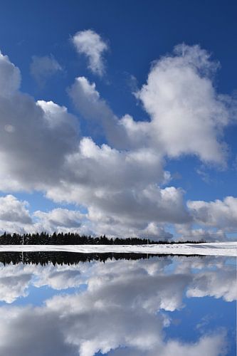 Première neige sur le lac à l'automne