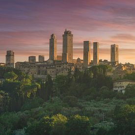 De middeleeuwse torens van het dorp San Gimignano bij zonsondergang. T van Stefano Orazzini