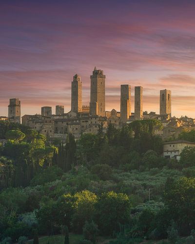 De middeleeuwse torens van het dorp San Gimignano bij zonsondergang. T