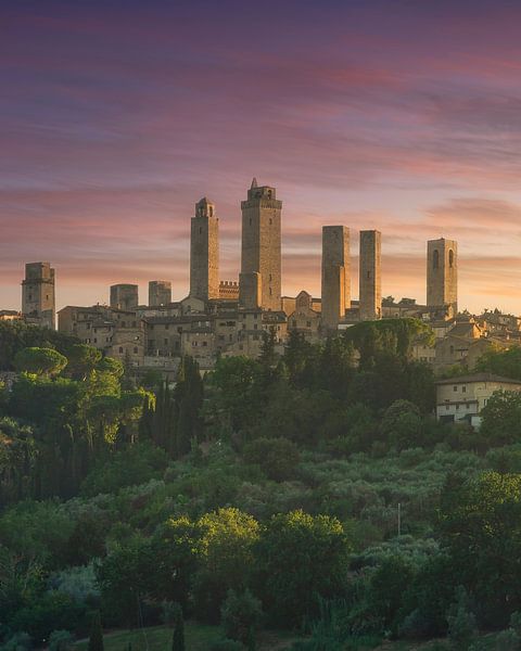 Die mittelalterlichen Türme des Dorfes San Gimignano bei Sonnenuntergang. T von Stefano Orazzini