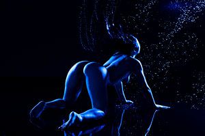 Akt mit Wasser in Blau