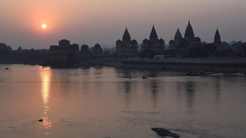 Gezicht op de Royal Chhatris van Orchha (India) bij zonsondergang van Rini Kools
