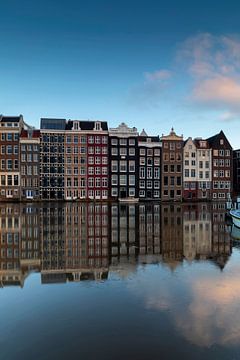 grachtenpanden aan het Damrak in Amsterdam, de hoofdstad van Ned