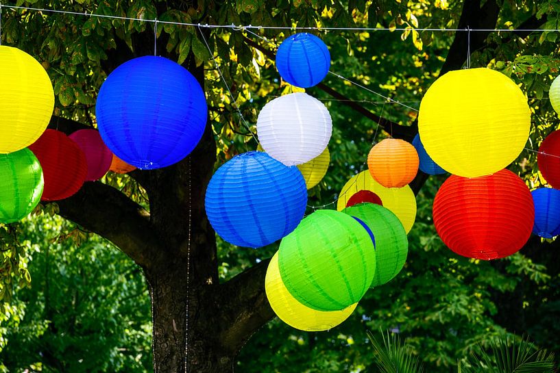 Fête avec des lampions colorés par ManfredFotos