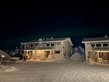 Nordlicht mit finnischer Hütte von Rik Monninkhof