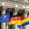 Reichstags-Gebäude mit EU-, Deutschland- und Regenbogenfahne von Frank Herrmann