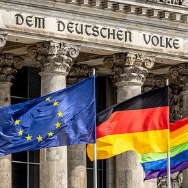 Reichstags-Gebäude mit EU-, Deutschland- und Regenbogenfahne von Frank Herrmann