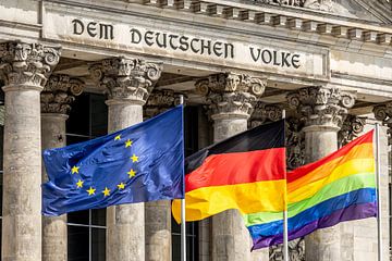 Reichstags-Gebäude mit EU-, Deutschland- und Regenbogenfahne von Frank Herrmann
