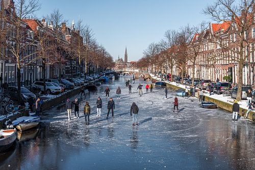 Leiden - Large group of skaters on Herengracht (0103)