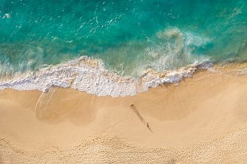 Tropischer Strand mit schönen Wellen von Nick de Jonge - Skeyes