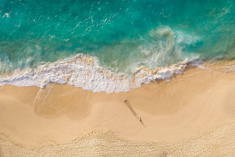 Tropical beach with beautiful waves by Nick de Jonge - Skeyes
