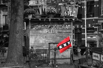 Vlag van Amsterdam bij het Johnny Jordaanplein in Amsterdam