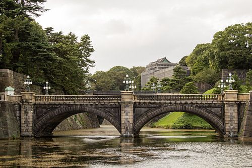 Brug in de tuinen van het Keizerlijk Paleis in Tokio, Japan