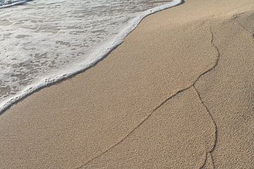 Spuren von Wellen am Sandstrand 1 von Adriana Mueller