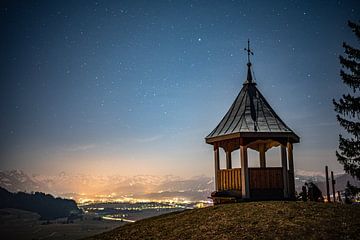 Stern Himmel am Pavillon über dem Oberallgäu von Leo Schindzielorz