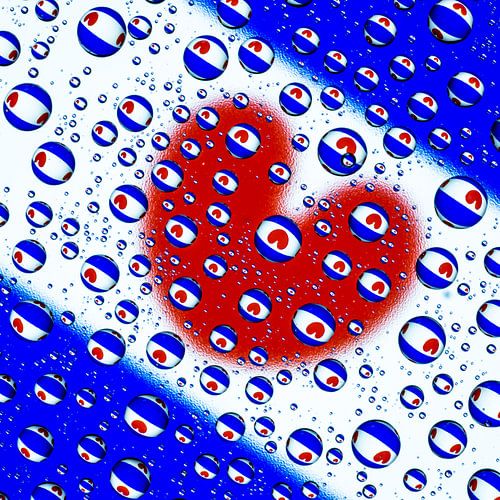 Friese vlag met  reflectie in waterdruppels