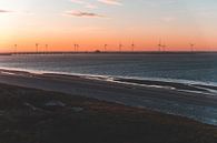 Sonnenaufgang an der Küste Zeelands mit Blick auf den Windmühlenpark in Westenschouwen von Susanne Ottenheym Miniaturansicht