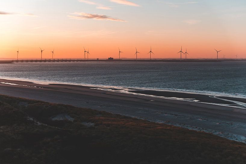 Sonnenaufgang an der Küste Zeelands mit Blick auf den Windmühlenpark in Westenschouwen von Susanne Ottenheym