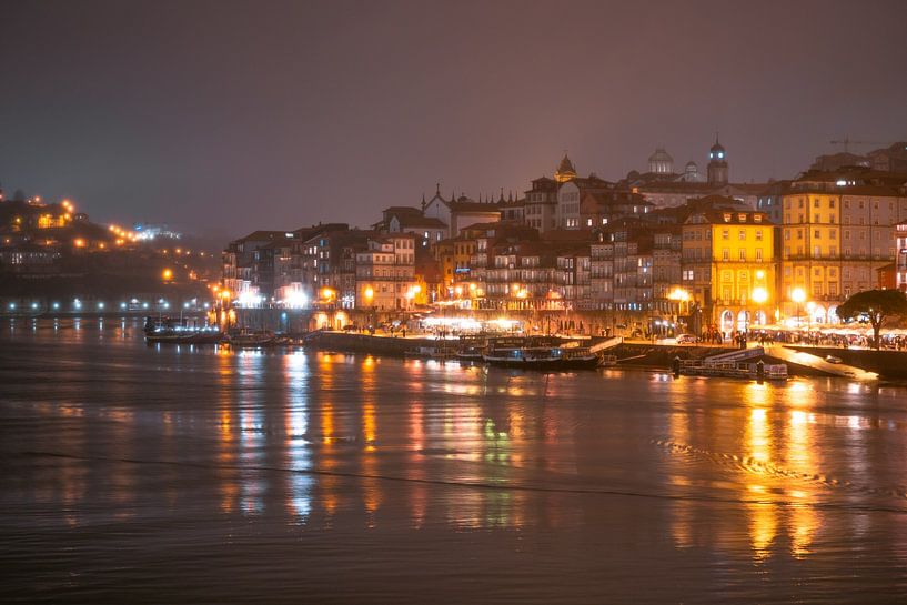 Porto on the riverbank at night by Leo Schindzielorz