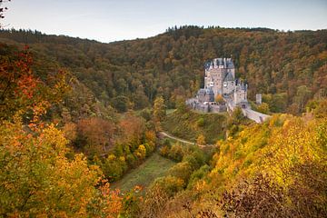 Castle in autumn, Burg Eltz! sur Peter Haastrecht, van