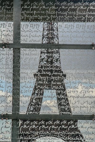 frieden in vielen sprachen auf glas in paris von Eric van Nieuwland